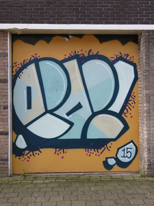 829819 Afbeelding van graffiti met een gestileerde tekst uit 2015, op een garagedeur naast het pand 1e Daalsedijk ...